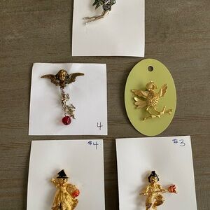 Elegant vintage brooch set of 5pcs add a touch of classic charm to any outfit.